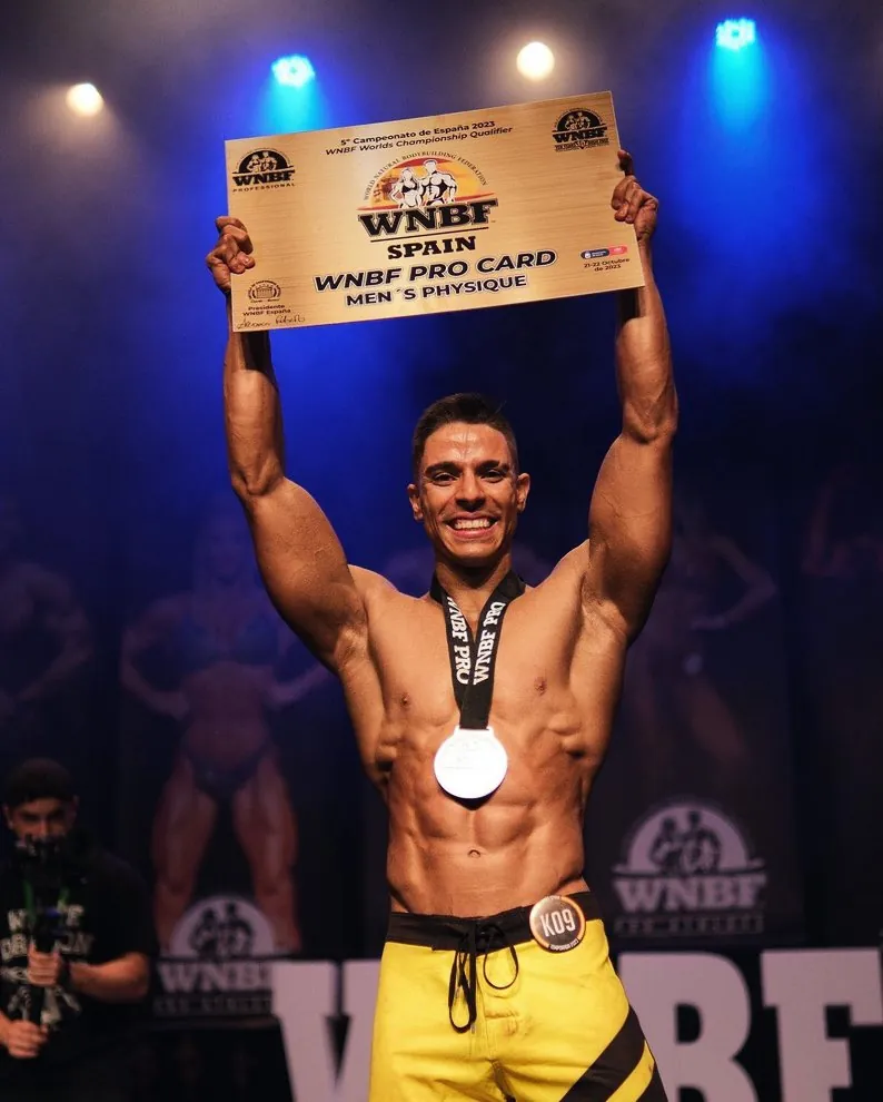 Sergio Martínez en la tarima levantando su PRO Card de la WNBF